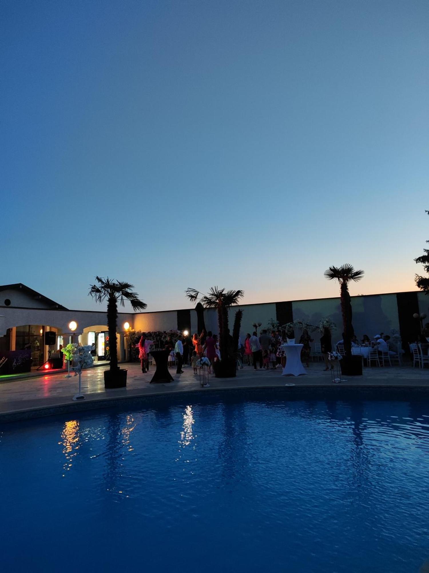 Hotel Rodiv Găeşti Exterior foto