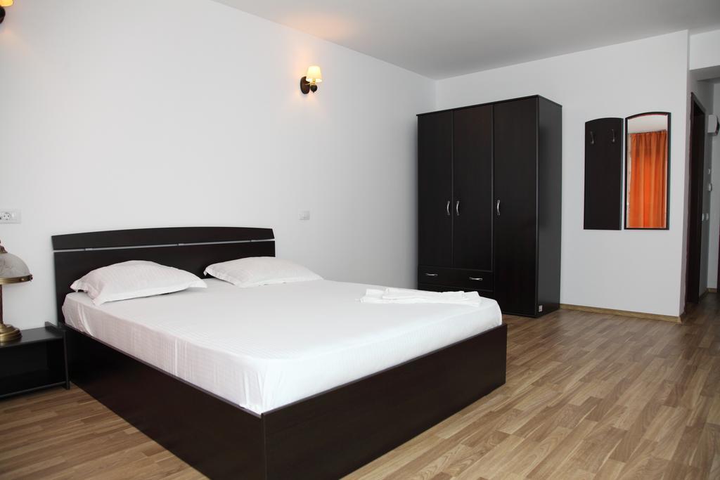 Hotel Rodiv Găeşti Exterior foto