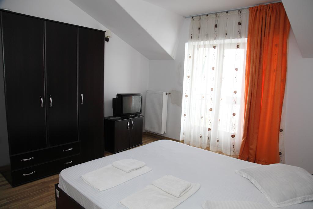 Hotel Rodiv Găeşti Exterior foto